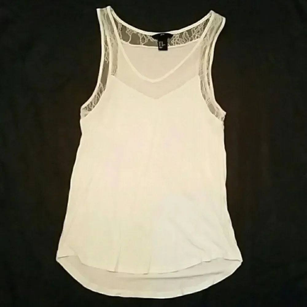 ✨ H&M Sleeveless lace blouse✨